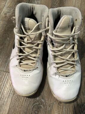 Nike Women’s White and Beige High-Top Sneakers vintage
